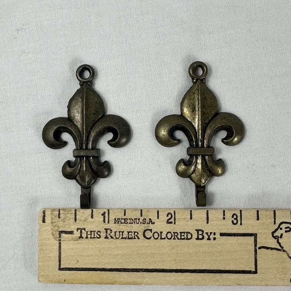 Vintage Fleur de‎ Lis Picture Hooks Set of 2 Brass Grandmillennial Tassel Hook